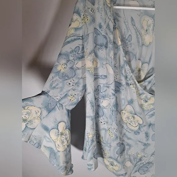 East West Vintage Baby Blue Floral Flowy Top Size Large Cross Front 3/4 Sleeve - Picture 3 of 10